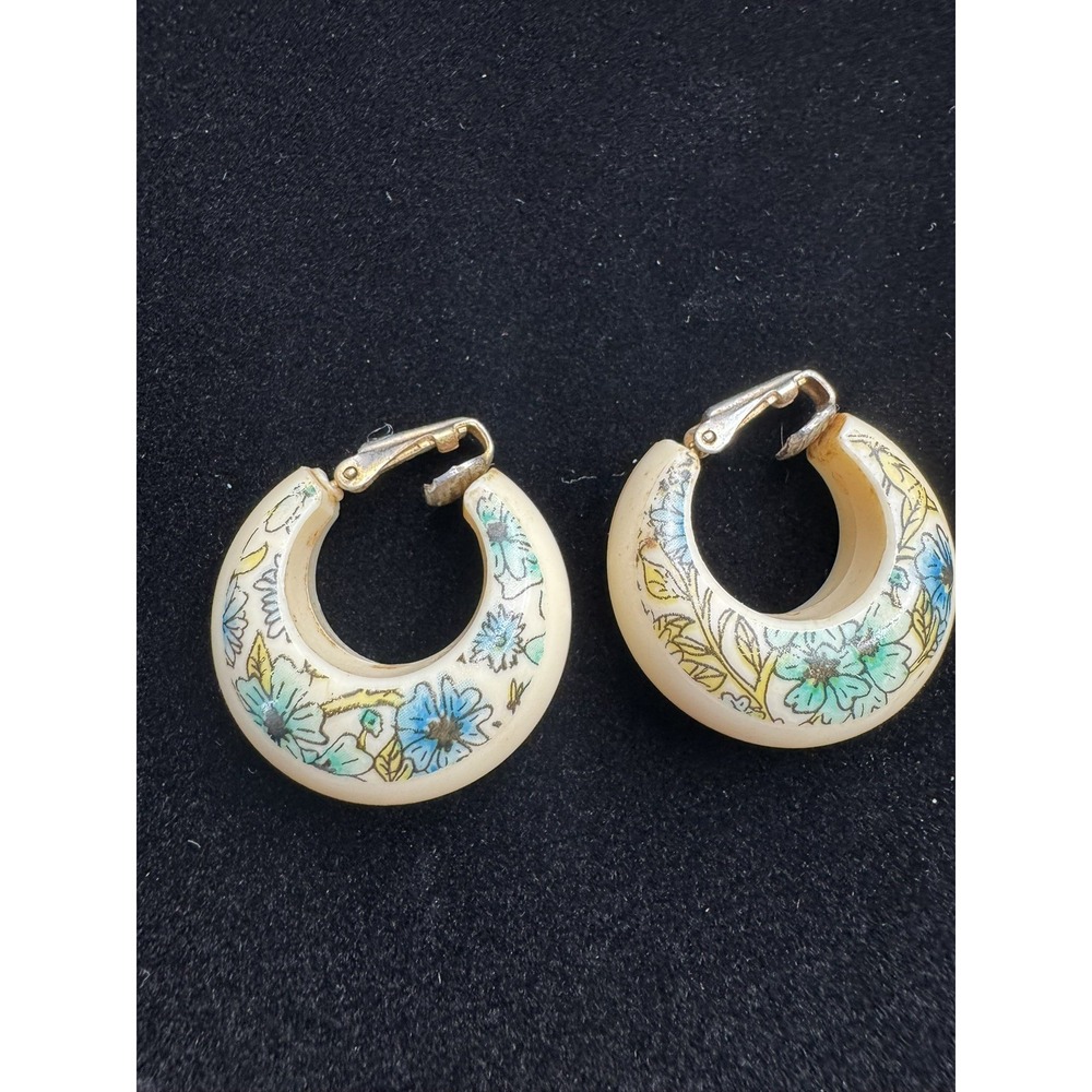 Vintage  White Lucite Thick Hoops w/ #Floral Designed Sides Clip...